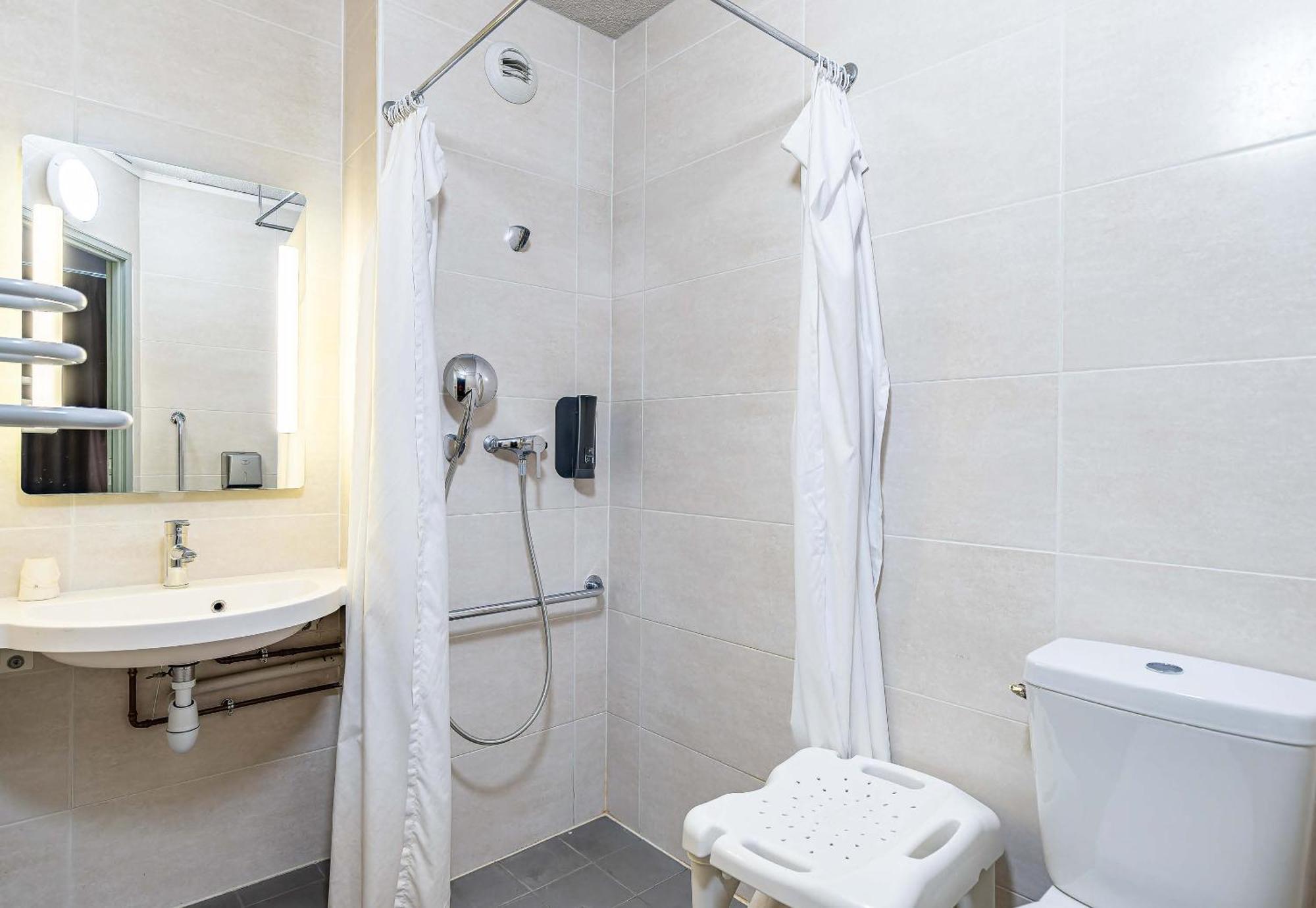 B&B Hôtel Poitiers 1 Futuroscope Chasseneuil-du-Poitou Esterno foto